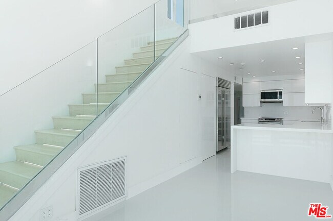 Building Photo - 2419 Ocean Front Walk
