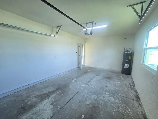 Building Photo - LARGE 3/2/1 -Duplex, prime Location-Lehigh Acres