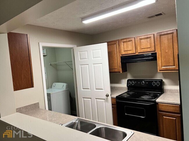 Building Photo - 13101 Fairington Ridge Cir