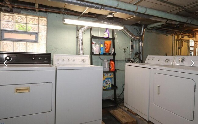 Building Photo - 916 Pleasant St