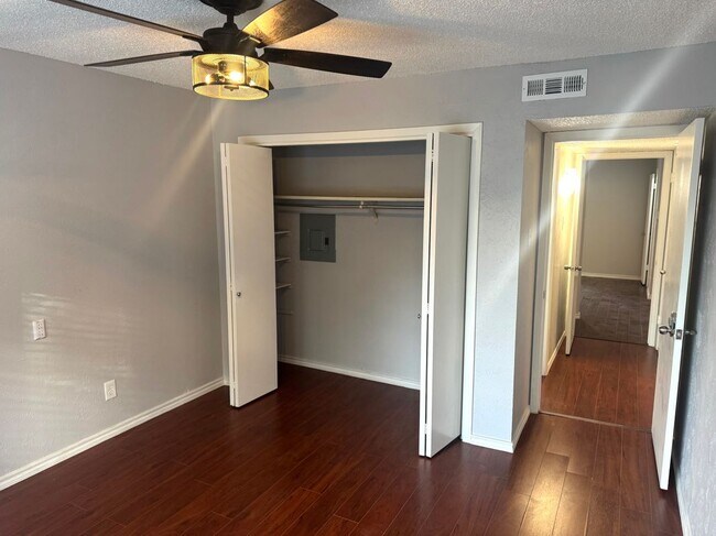 Building Photo - 312 Valley Park Dr