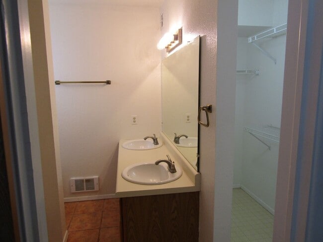 Building Photo - 6529 Justin Ln