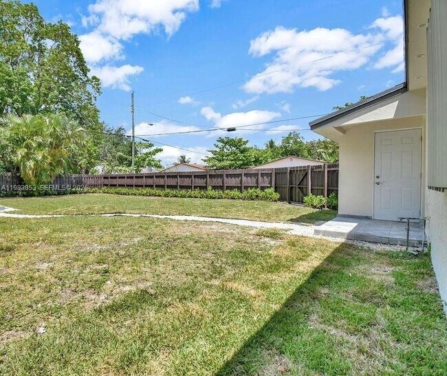 Building Photo - 1445 NW 6th Ave