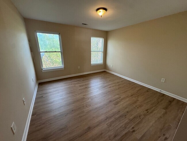 Building Photo - 17/19 Brookstone Drive