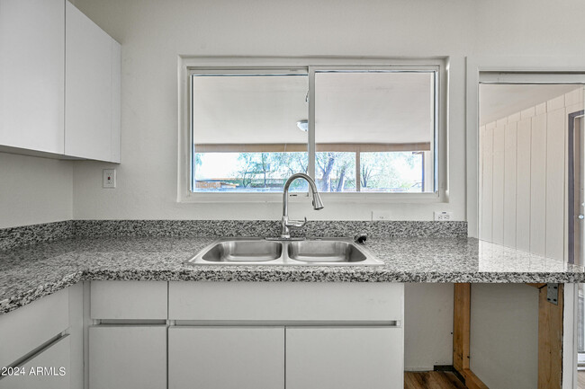 Building Photo - 3001 W Muriel Dr