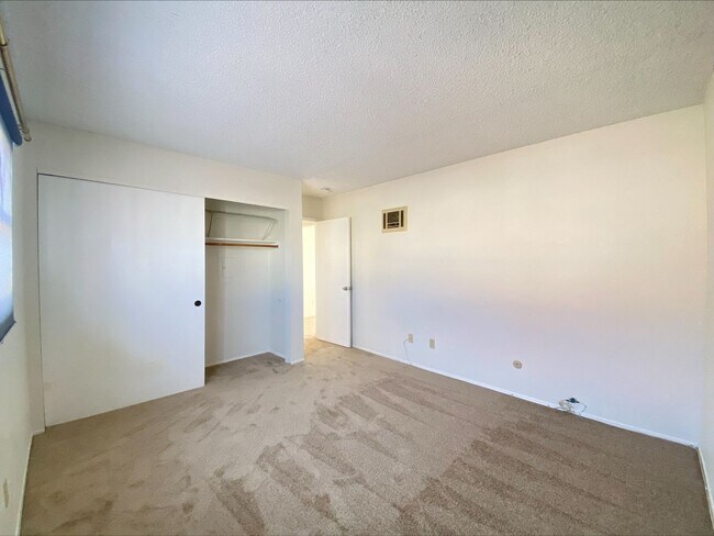 Building Photo - GREAT PB LOCATION! On Site Laundry! Spacious Bedroom!