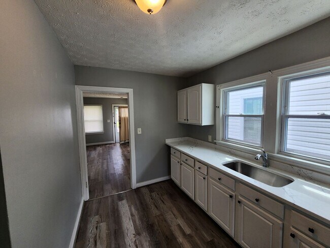 Building Photo - Charming 2 bedroom 1 bath home with recent...