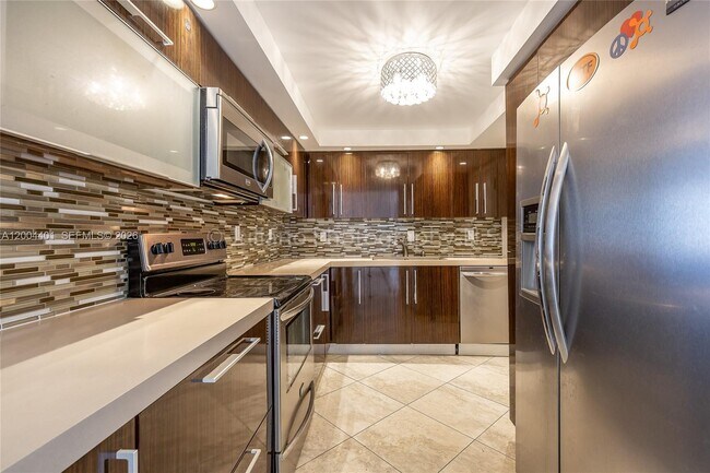 Building Photo - 6039 Collins Ave