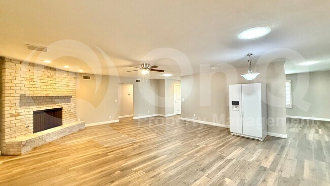 Building Photo - 2502 E Sahuaro Dr