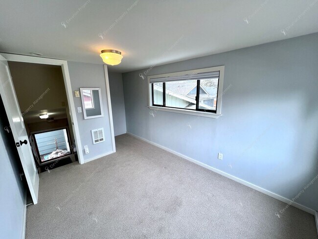 Building Photo - *Unfurnished* Charming, updated and walkable west side 3 BR + den/office