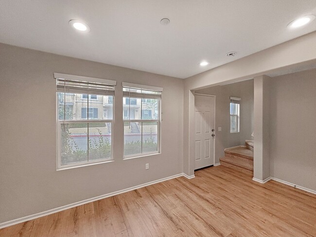 Building Photo - Beautiful 2 Bedroom, 2.5 Bath Condo in Eas...