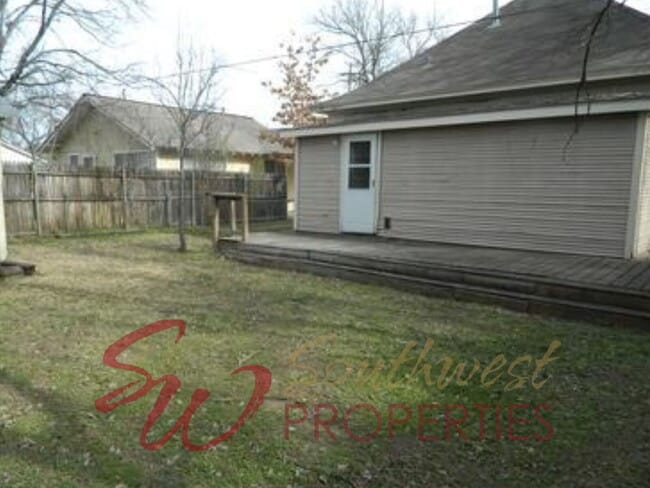 Building Photo - Charming 2 Bedroom Home with Hardwood Floors, Bay Window, High Ceilings + Fenced Yard!