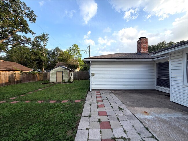 Building Photo - 1806 Airline Dr