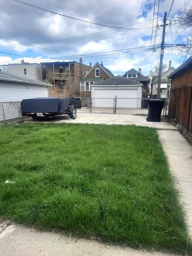 Building Photo - 6221 S Laflin St