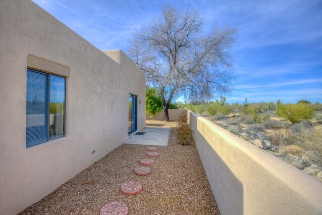 Building Photo - Beautiful Southwest Home with Mountain Vie...