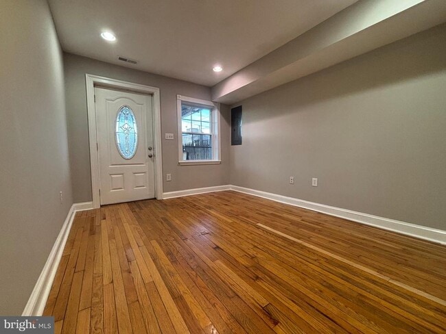 Building Photo - 1122 W Hamburg St