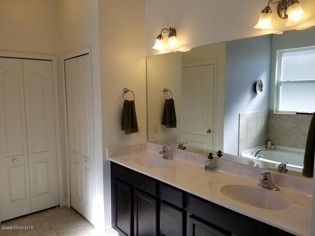 Building Photo - 3167 Constellation Dr