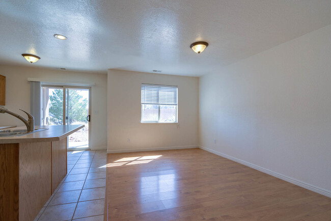 Building Photo - 3 Bedroom 2.5 Bathroom - Hidden Valley Tow...