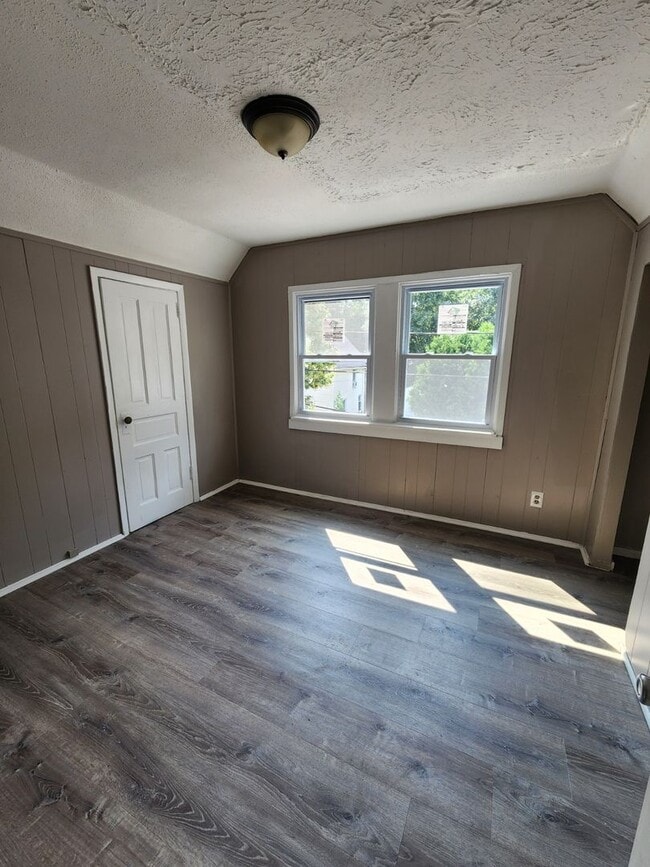 Building Photo - Two Bedroom Single Family Home!