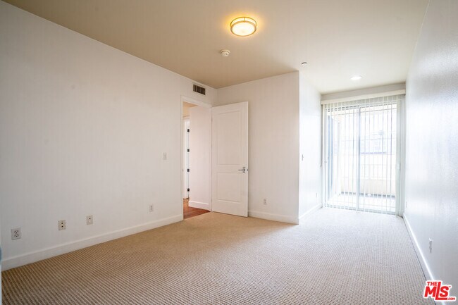 Building Photo - 848 Irolo St