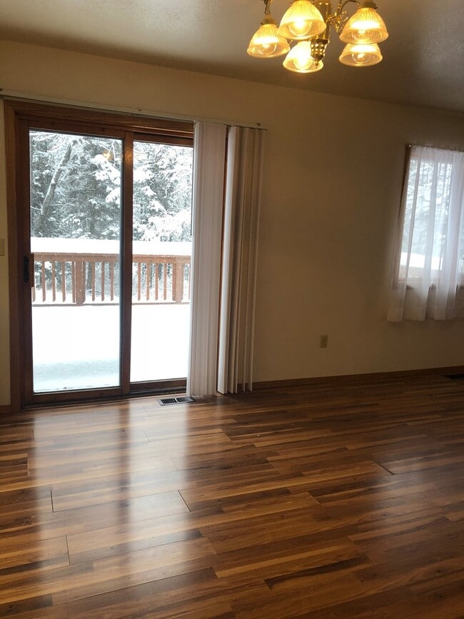 Building Photo - 3BR, 2BA 2 story home w/finished daylight basement