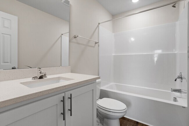 Building Photo - 3 bd 2.5 Ba Townhouse