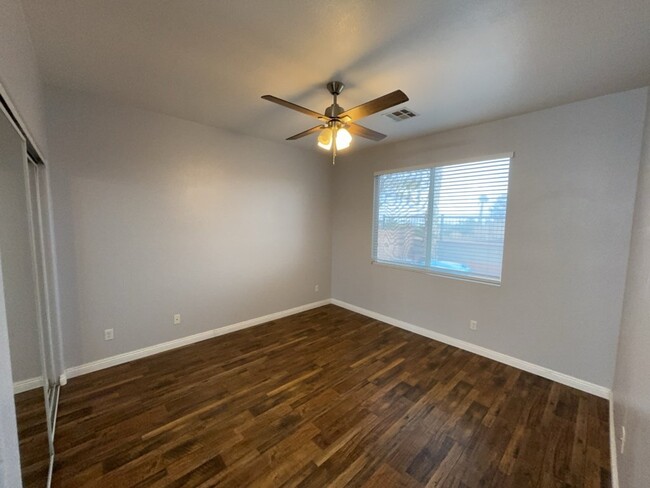 Building Photo - "Charming 2-Bed Oasis in Las Vegas: Modern...