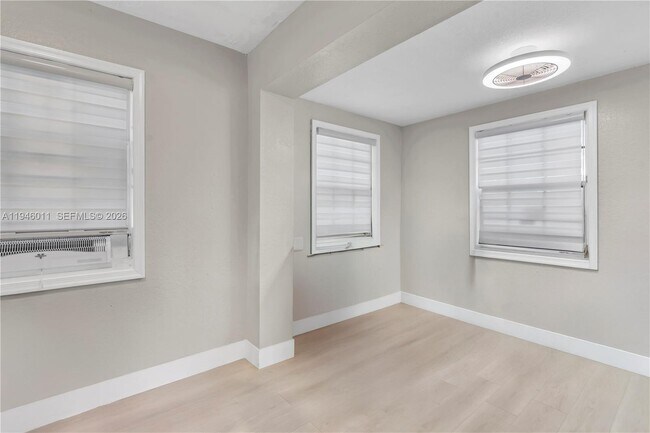 Building Photo - 709 SW 7th Ave