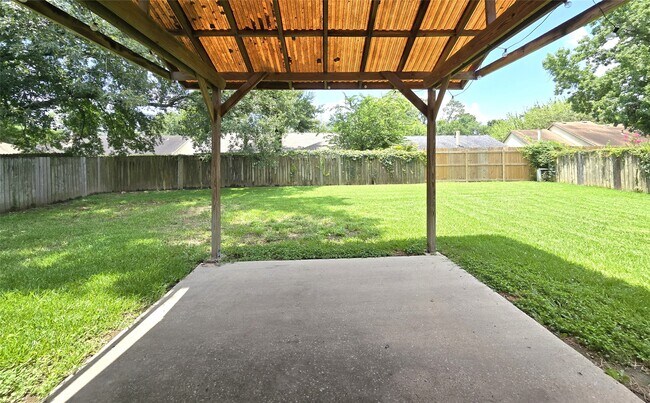 Building Photo - 24015 Farm Hill Dr