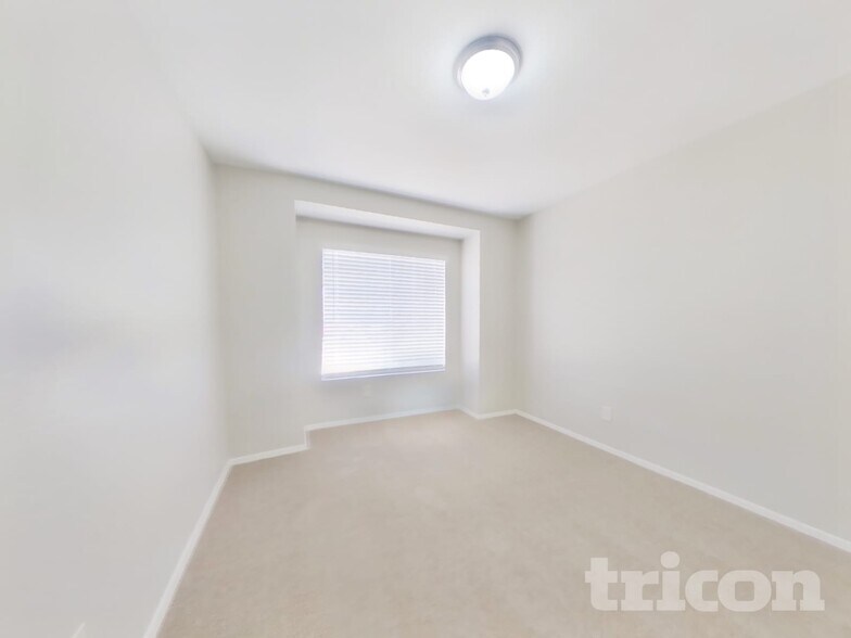 Building Photo - 8621 W Willow Ave