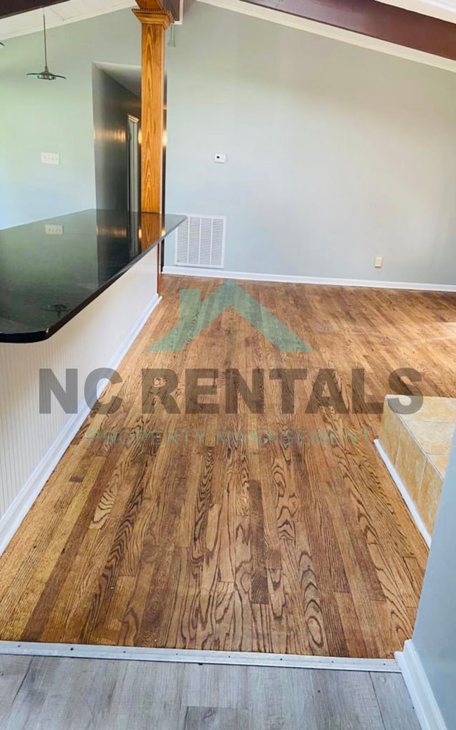 Building Photo - 1212 Red Oak Ave