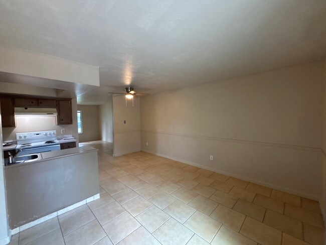 Building Photo - CHARMING 3 BEDROOM 2 BATHROOM SINGLE-STORY IN STOCKTON!