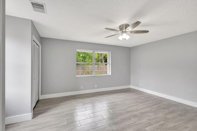 Building Photo - 843 Azalea Dr