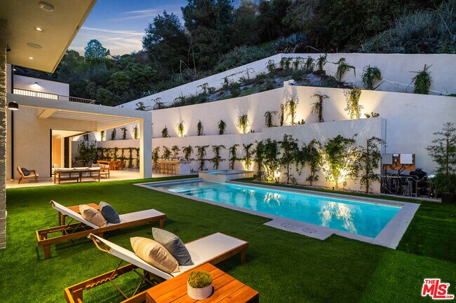 Building Photo - 10950 Verano Rd
