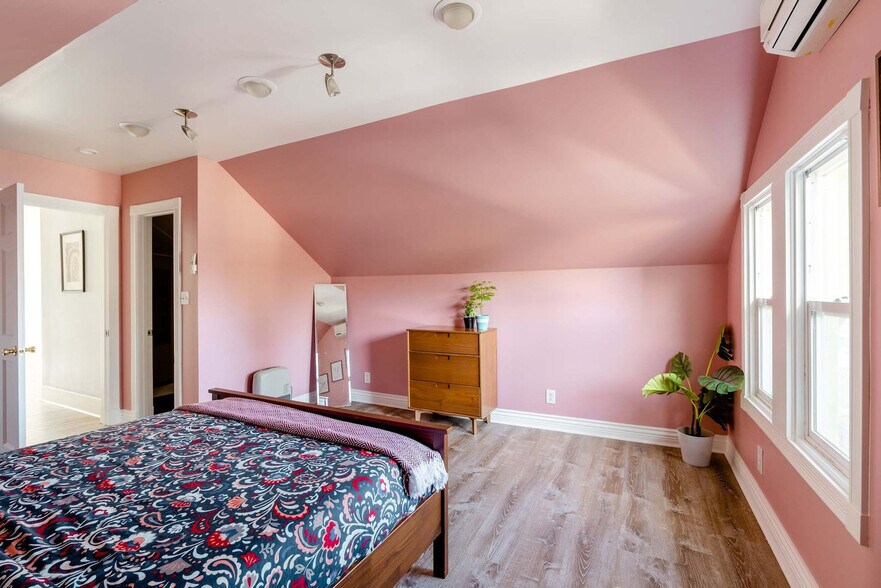 Building Photo - 4004 SE Division St