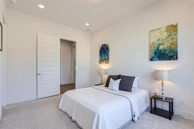 Building Photo - 704 Palamos Dr