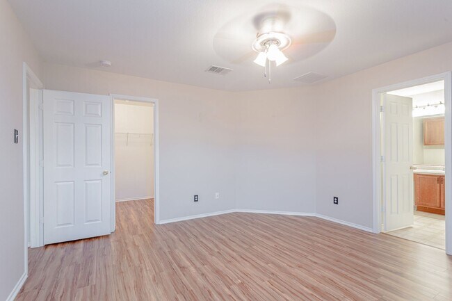 Building Photo - Inviting 4/BR 2/BA Home with Spacious Back...