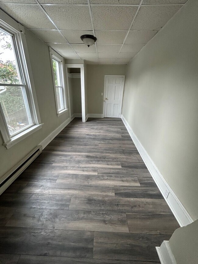 Building Photo - 512 W Orange St