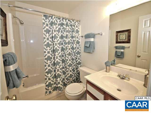 Building Photo - 200 Lake Club Ct