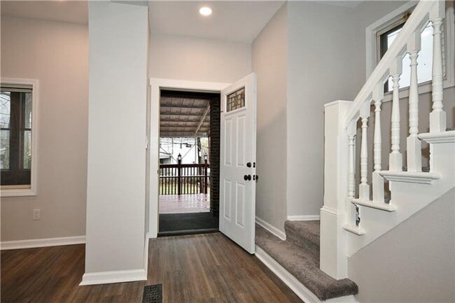 Building Photo - Beautifully Remodeled 3 Bedroom House in C...