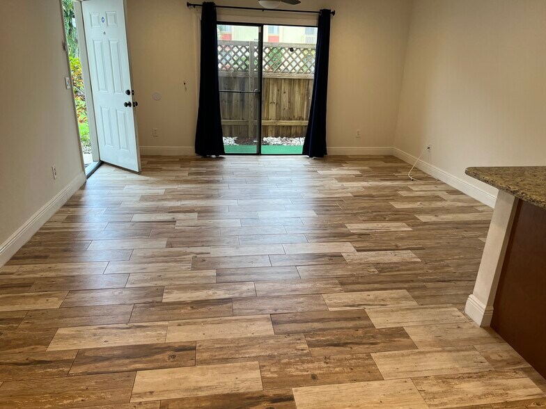 Living room leading to fenced in porch - 2130 Forest Knoll Dr NE
