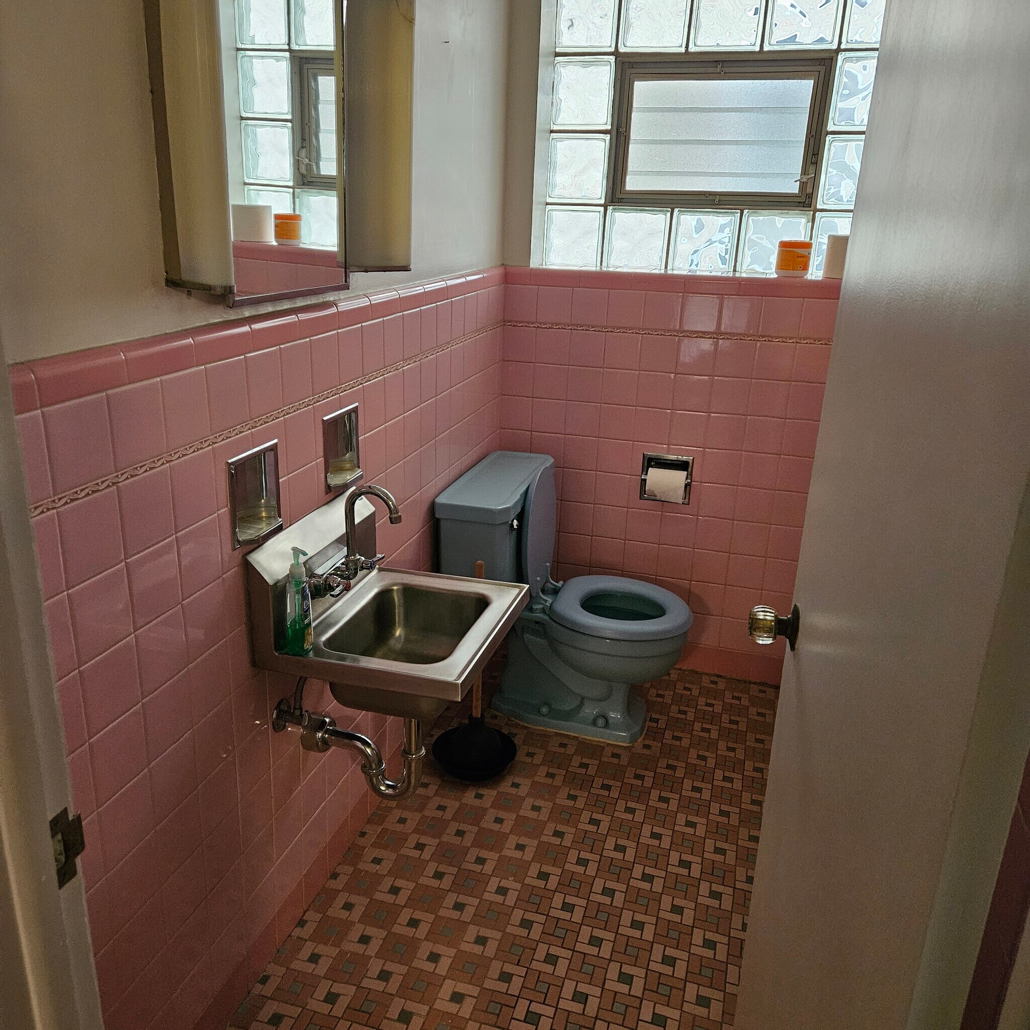 Building Photo - 5852 N Melvina Ave