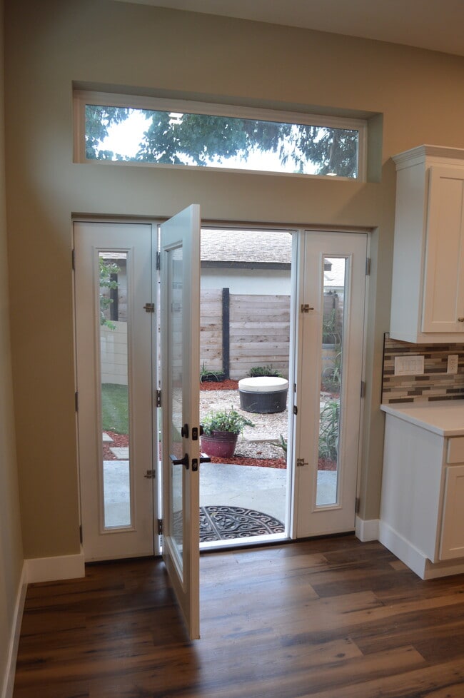 Building Photo - 1926 Broadway St