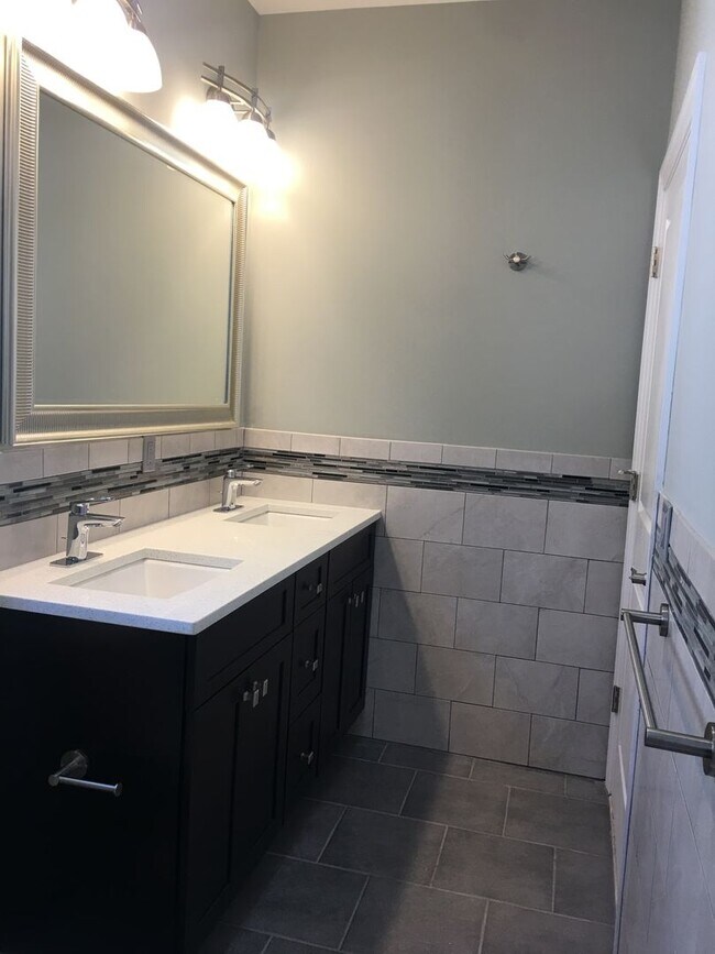 Building Photo - 194 Parkhurst St