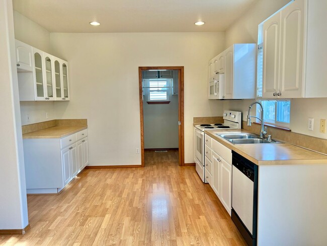 Building Photo - Excellent Location in Fishers Landing near...
