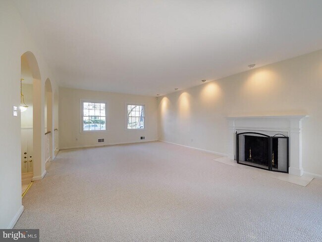 Building Photo - 2702 Navarre Dr