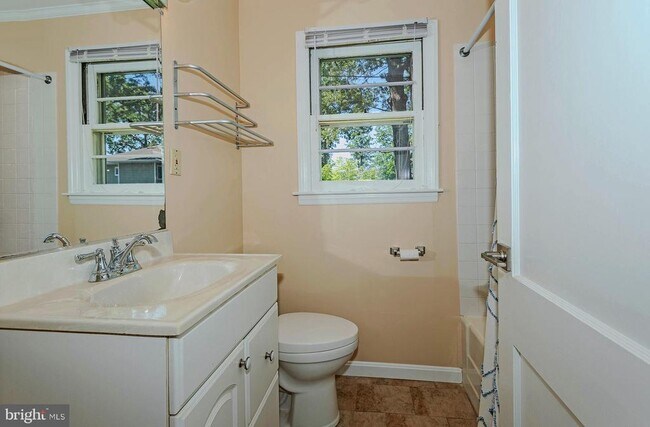 Building Photo - 242 Beachwood Rd