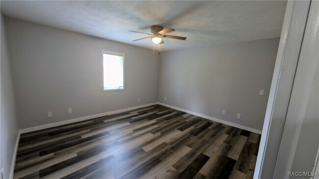 Building Photo - 768 E Jenkins Ct