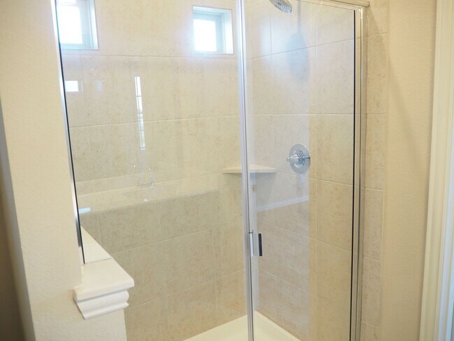 Building Photo - Like NEW 3 Bed - 3 Bath Townhome in Denton
