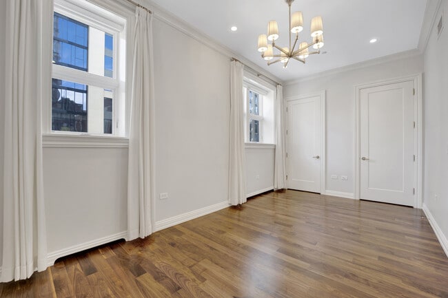 Building Photo - 832 N Clark St